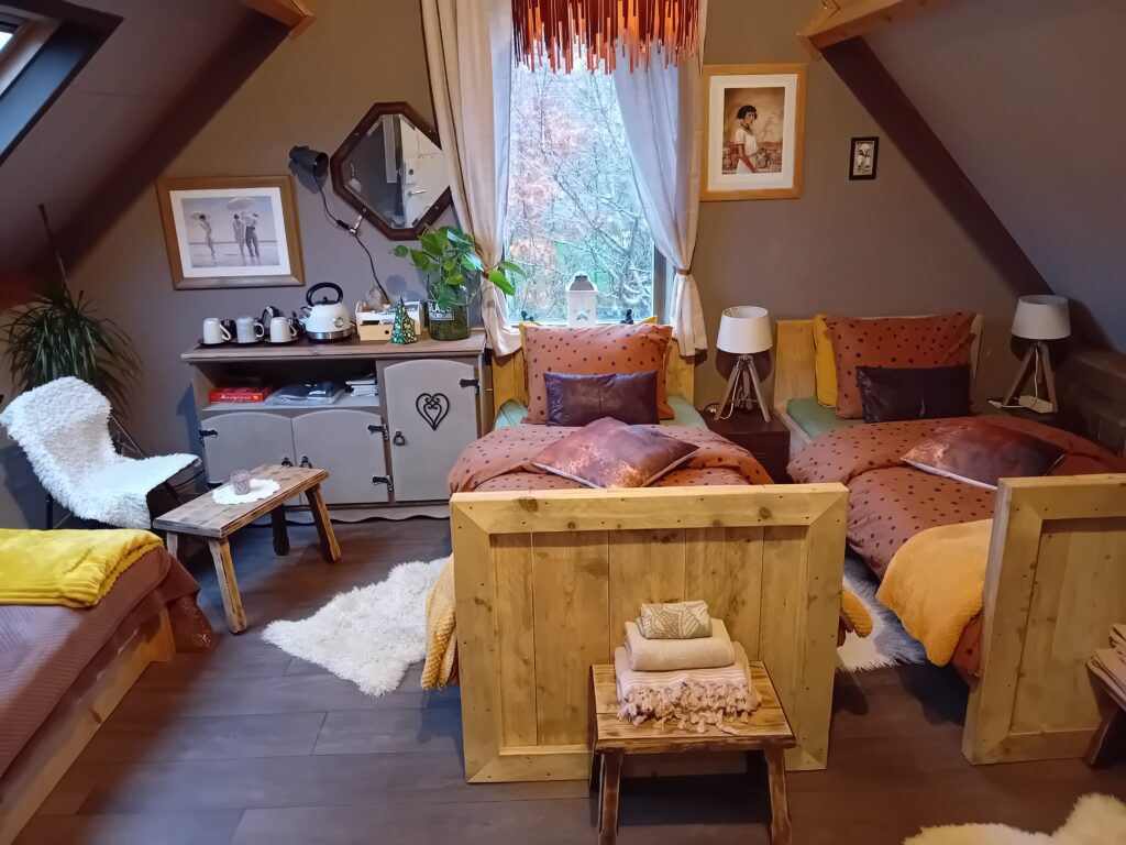 Kerkkamer met 3 stevige houten bedden